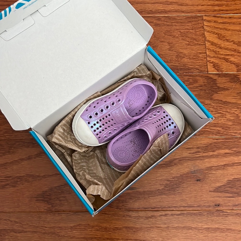 NIB size 4 Iridescent Lavender Native Shoes